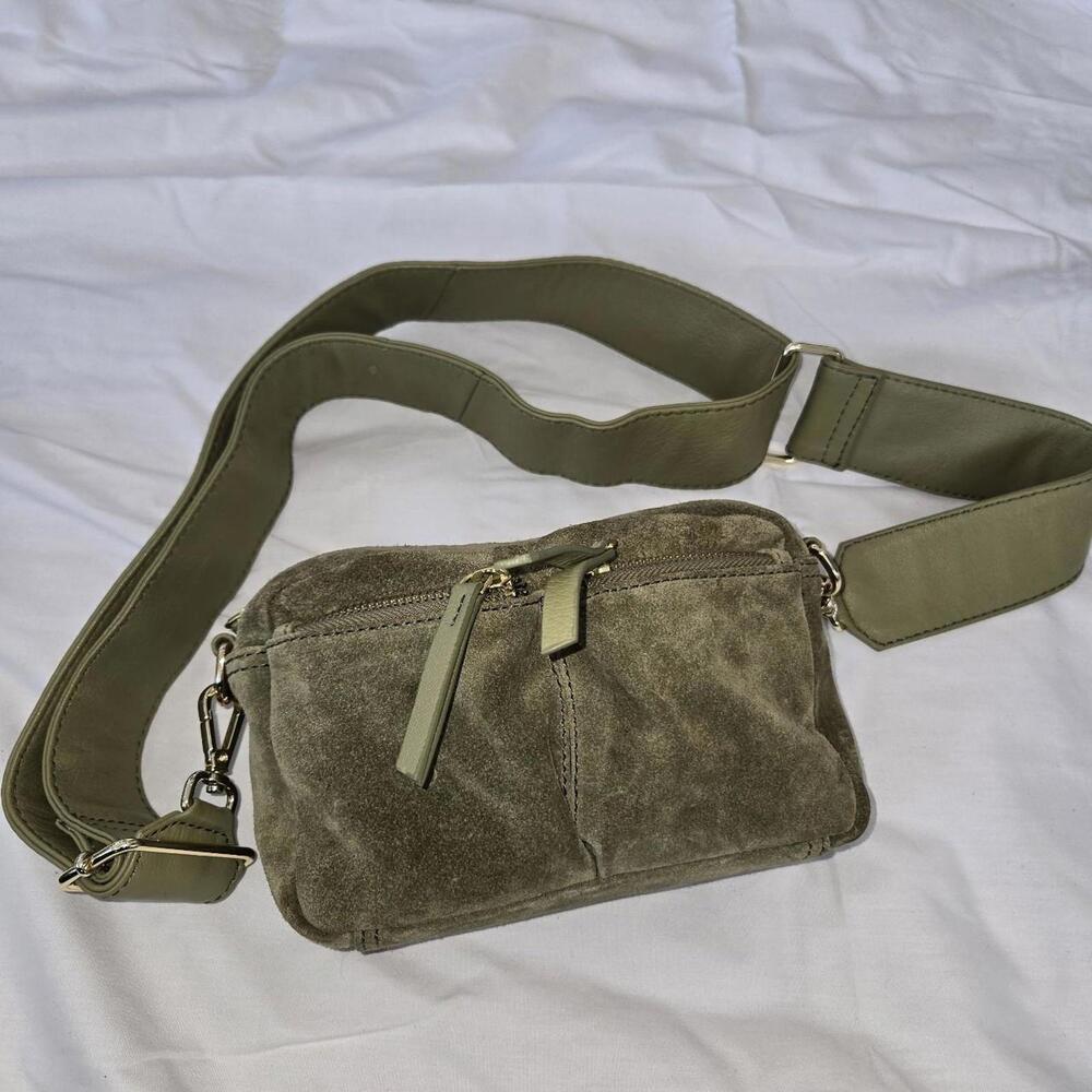 ASOS DESIGN suede multi pocket camera crossbody bag in khaki-Green - Picture 2 of 8